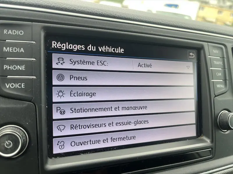 Écran tactile du système multimédia du Volkswagen Crafter Business Line 2019 montrant les réglages du véhicule en gros plan.