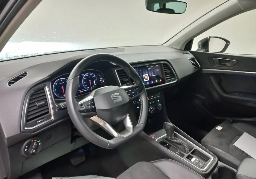 Vue intérieure côté conducteur du SEAT Ateca 2.0 TDI 150 DSG7 avec tableau de bord numérique et console centrale moderne.