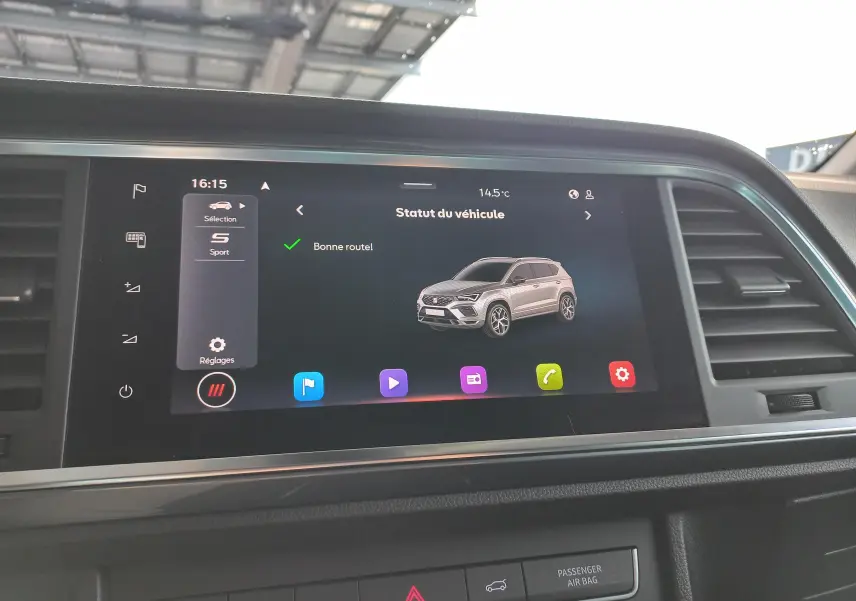 Écran tactile intérieur affichant le statut du SEAT Ateca avec une image du SUV gris en vue latérale droite.