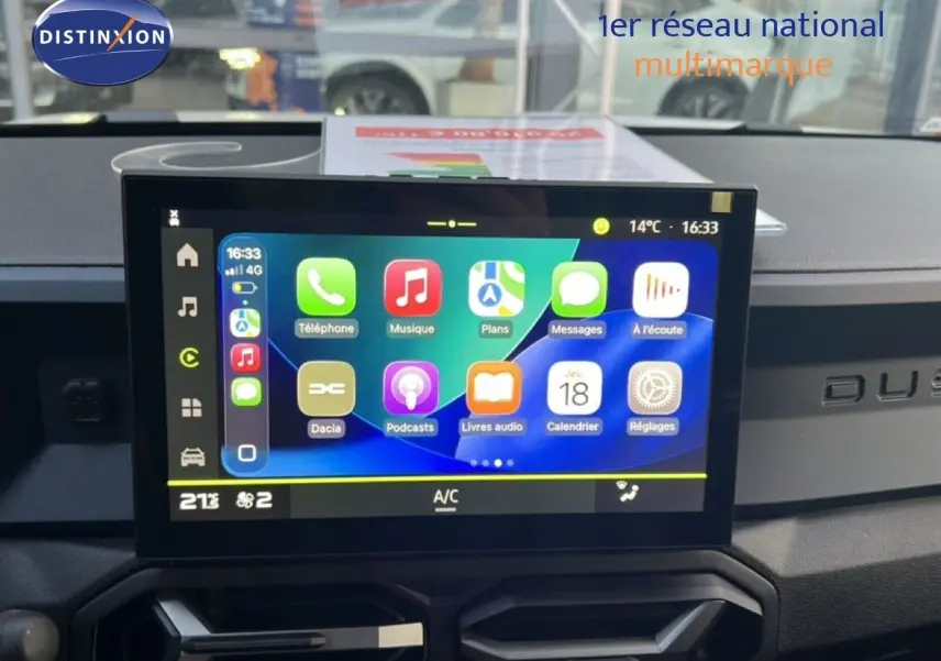 Écran tactile central du tableau de bord du Dacia Duster Hybrid 140 Journey 2025 avec interface multimédia colorée.