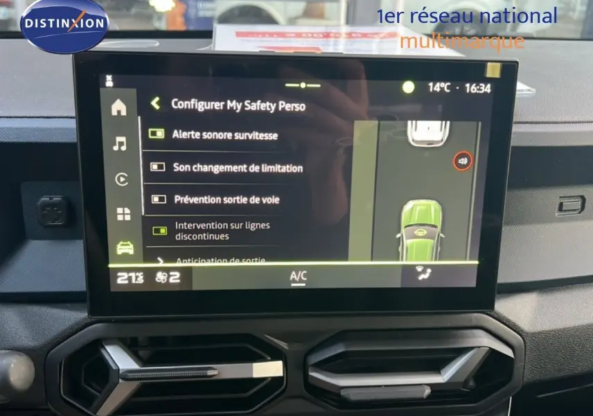 Vue rapprochée de l’écran tactile central du Dacia Duster blanc Glacier 2025 affichant les réglages de sécurité My Safety.