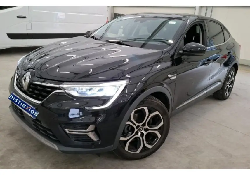 Renault Arkana noir 2022 en 3/4 avant droit, avec phares allumés et jantes alliage distinctives.