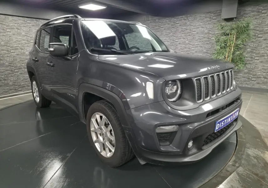 Jeep Renegade gris métallisé en 3/4 avant droit avec calandre noire mate et jantes alliage 17 pouces.
