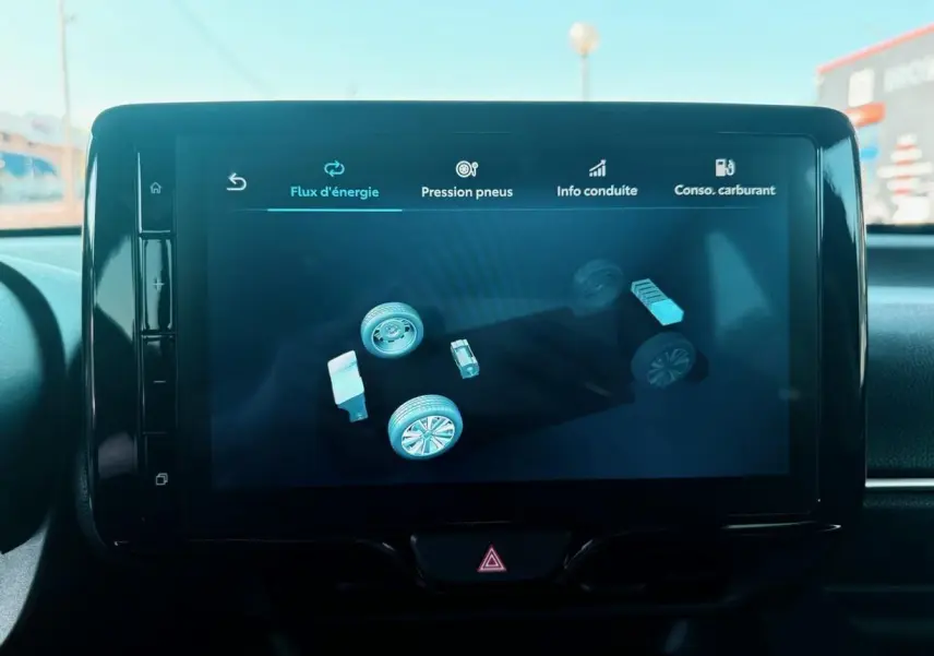 Écran tactile central de la Toyota Yaris Hybrid 2025 affichant le flux d'énergie en intérieur noir.