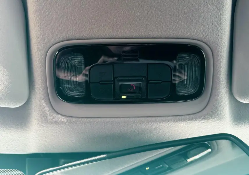 Plafonnier intérieur avec commandes SOS et éclairage, vue en gros plan dans une Toyota Yaris Hybrid 2025 noire.