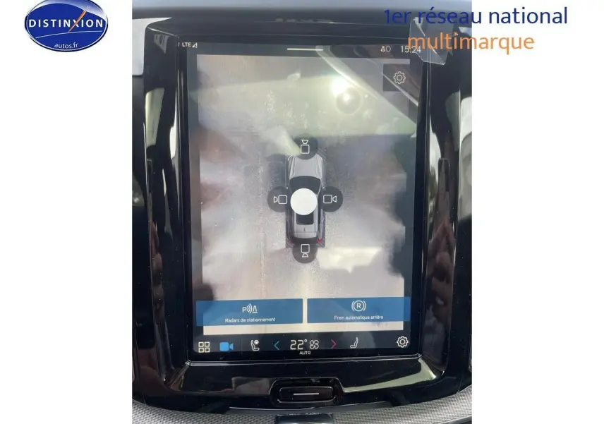 Écran tactile central affichant la vue aérienne du Volvo XC60 gris avec aides au stationnement et frein automatique arrière