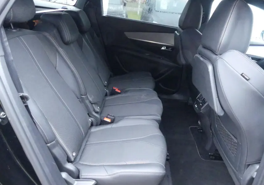 Vue intérieure côté gauche sur les sièges arrière noirs en cuir du Peugeot 5008 GT 2023 avec finitions soignées.