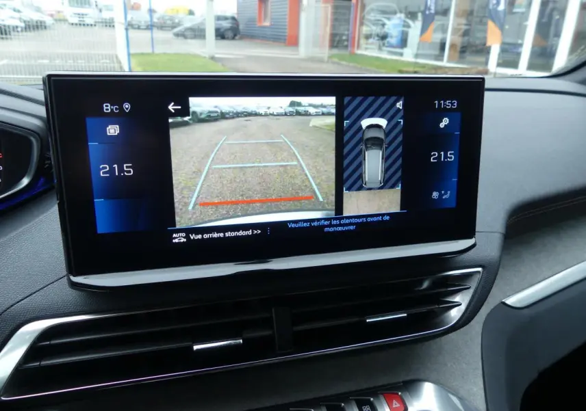 Écran tactile central du Peugeot 5008 GT 2023 montrant la caméra de recul et la vue 360° intérieure.