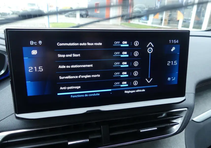 Écran tactile central du Peugeot 5008 GT 2023 affichant les réglages d'aides à la conduite et la température intérieure