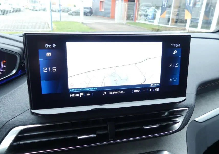 Écran tactile central du tableau de bord du Peugeot 5008 GT 2023, avec navigation et climatisation à 21,5°C.
