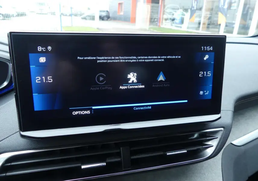 Écran tactile central du Peugeot 5008 GT 2023 affichant la connectivité Apple CarPlay et Android Auto.