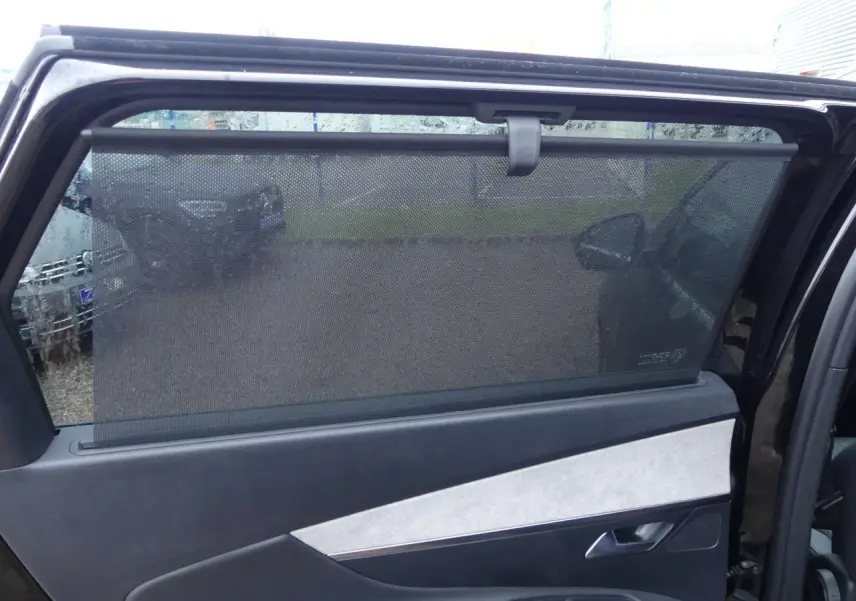 Vue du panneau de porte arrière gauche noir et gris clair avec pare-soleil sur Peugeot 5008 GT noir métallisé 2023.