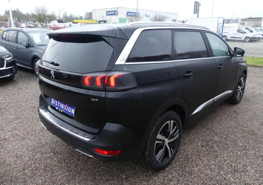 Peugeot 5008 GT noir métallisé vue 3/4 arrière droit avec feux LED 3D et jantes alliage bi-ton diamantées.