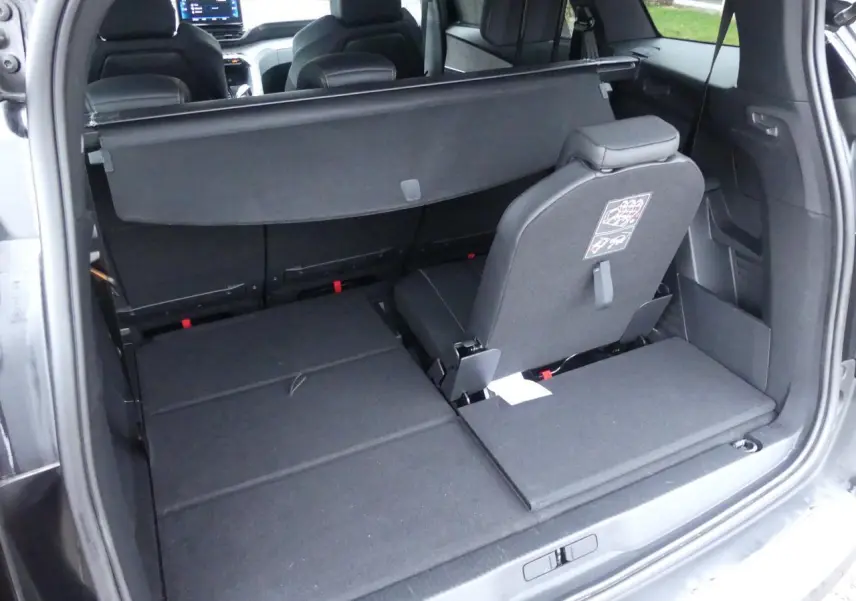 Coffre ouvert du Peugeot 5008 GT noir métallisé montrant siège arrière escamoté et plancher plat du coffre.