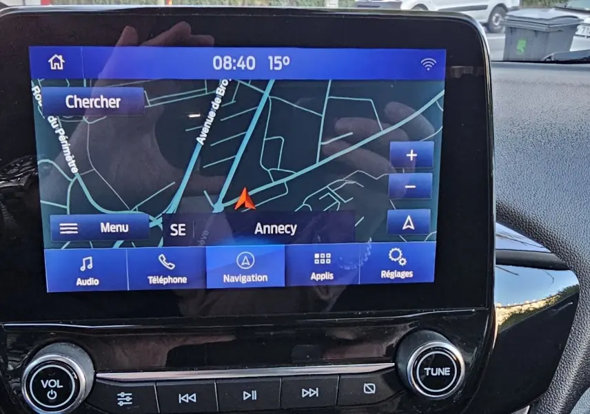 Écran tactile central de la Ford Fiesta 2021 affichant la navigation GPS sur fond noir brillant du tableau de bord.