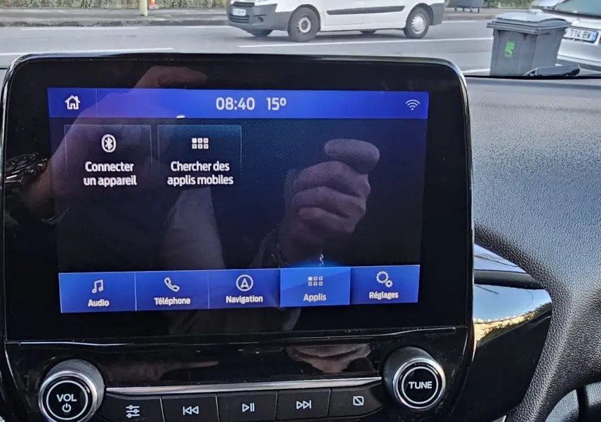 Écran tactile central de la Ford Fiesta 2021 affichant les options de connexion Bluetooth et applications mobiles.
