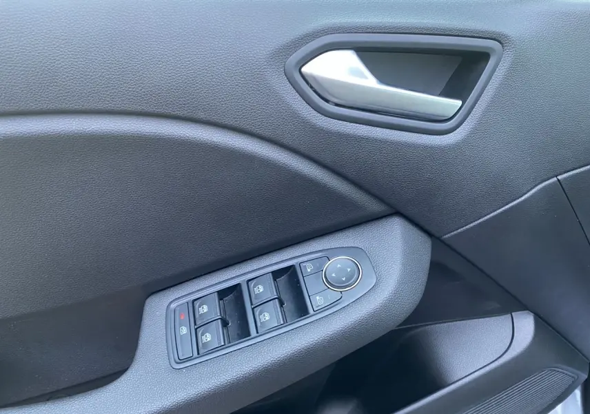 Détail de la porte avant gauche de la Renault Clio V gris schiste, avec commandes des vitres et rétroviseurs électriques.