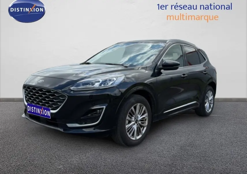Ford Kuga noir vue 3/4 avant droit, avec jantes alliage 18 pouces et barres de toit visibles.