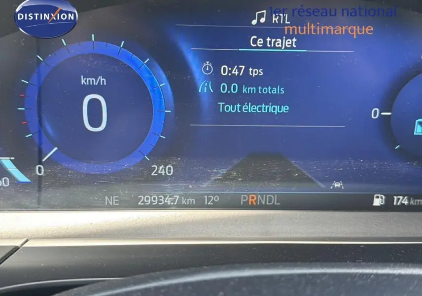Affichage numérique du tableau de bord du Ford Kuga noir 2024, indiquant vitesse zéro et mode tout électrique.