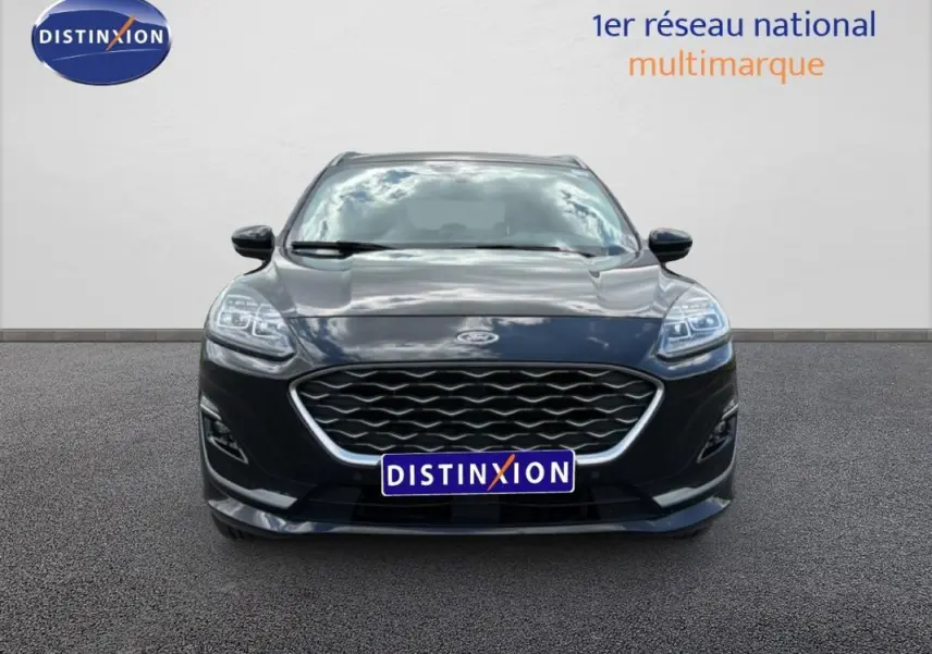 Vue frontale d'un Ford Kuga noir 2024 avec calandre large et phares LED, sur fond neutre avec logo Distinxion.