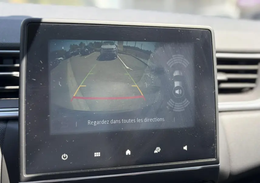 Écran tactile intérieur montrant la caméra de recul du Renault Captur TCE 90 Techno avec guidage coloré.