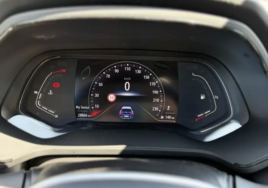 Vue rapprochée du tableau de bord numérique du Renault Captur 2024, affichant la vitesse et l'autonomie.