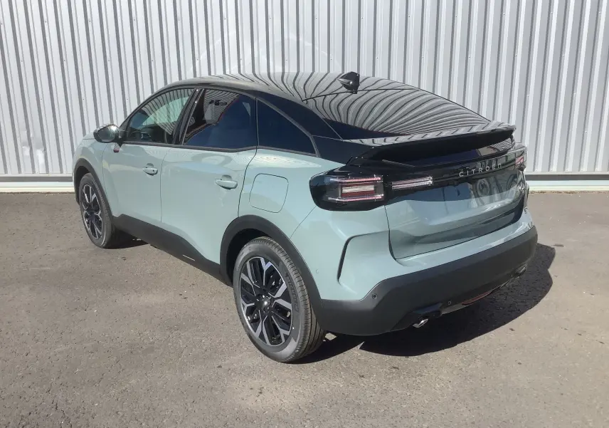 Vue 3/4 arrière droite du Citroën C4 Hybrid 145ch Manhattan Green avec toit noir et feux arrière LED distinctifs.