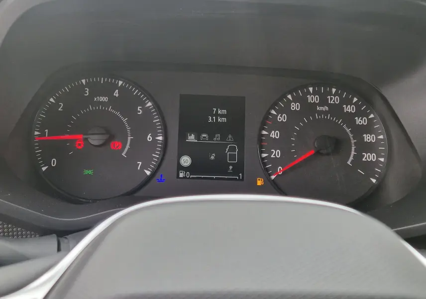 Tableau de bord du Renault Trafic Fourgon L1H1 2025, affichage digital central et compte-tours à gauche, vitesse à droite.