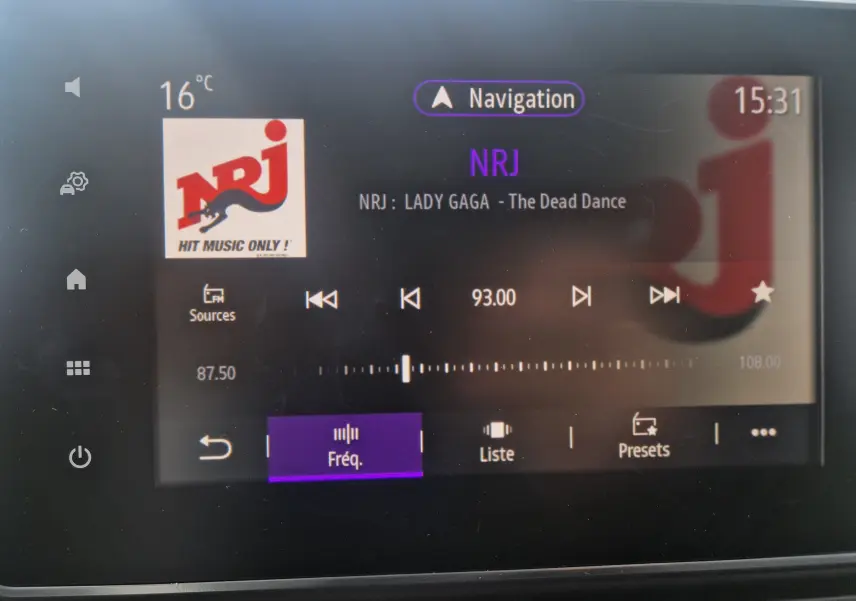 Écran tactile central du Renault Trafic Fourgon L1H1 2025 affichant la radio NRJ à 93.00 FM, interface moderne et claire.