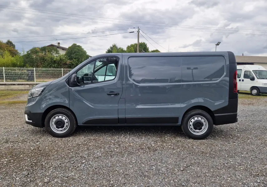 Profil côté gauche d'un Renault Trafic Fourgon gris urbain 2025, avec une silhouette épurée et des jantes acier simples.