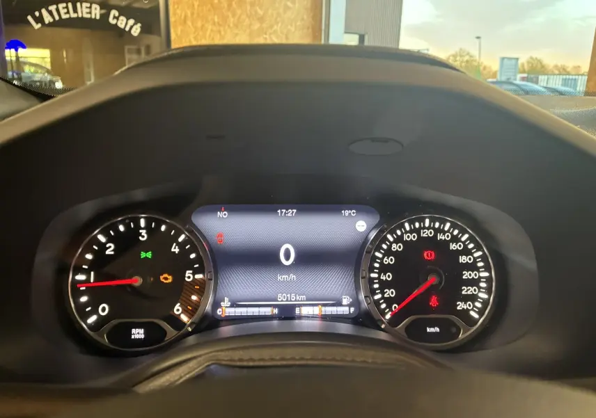 Tableau de bord du Jeep Renegade noir 2019, affichant 0 km/h et 5015 km au compteur digital.