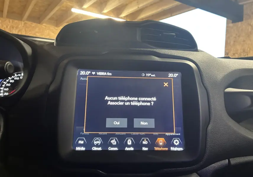 Écran tactile central du tableau de bord du Jeep Renegade noir 2019, affichant la connexion Bluetooth inactive.