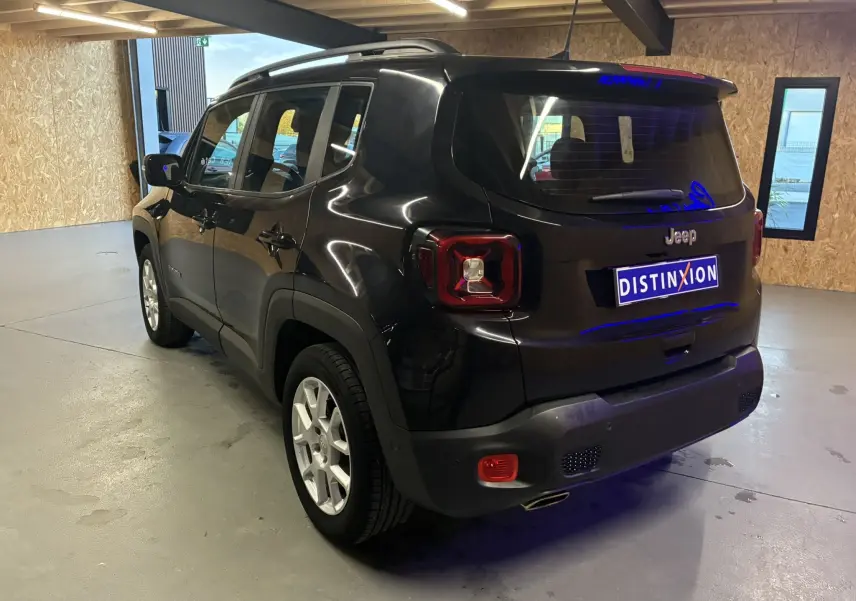 Jeep Renegade noir vue 3/4 arrière droit dans un garage, mettant en valeur ses feux arrière carrés et ses jantes argentées.
