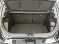 Coffre ouvert d'une Hyundai i20 2025 noir Phantom Metal, montrant l'espace de chargement intérieur vide.