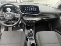 Intérieur avant de la Hyundai i20 2025 noir Phantom Metal, tableau de bord moderne avec écran tactile et boîte manuelle.