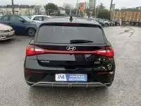 Vue arrière d'une Hyundai i20 2025 noire Phantom Metal, avec feux LED et caméra de recul visible sur un parking.