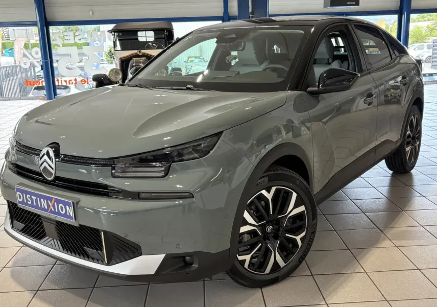Citroën C4 vert Manhattan, vue 3/4 avant droit, toit noir bi-ton et jantes alliage 18 pouces visibles.