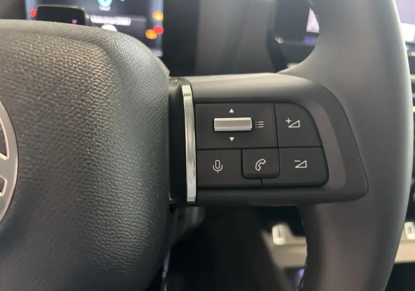 Gros plan sur les commandes vocales et téléphoniques au volant cuir de la Citroën C4 hybride 2026.