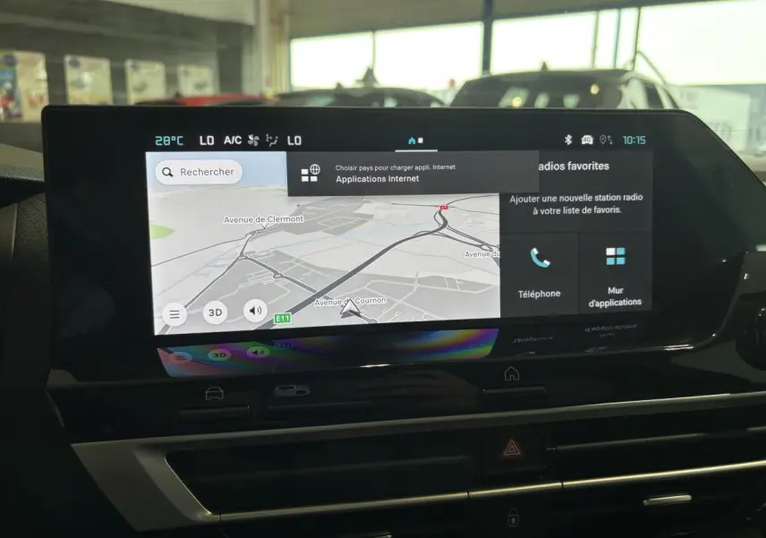 Je ne vois pas de véhicule sur cette image, mais un écran tactile du système de navigation et multimédia intérieur.