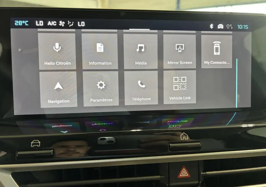 Écran tactile central de la Citroën C4 2026 affichant le menu principal avec icônes claires et interface moderne.