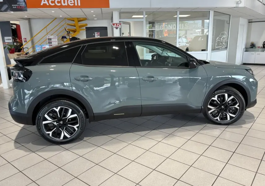 Vue de profil droit de la Citroën C4 2026 vert Manhattan avec toit bi-ton noir et jantes alliage 18 pouces.