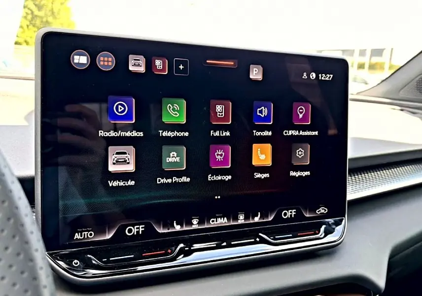 Écran tactile 12,9 pouces du tableau de bord de la CUPRA Terramar 2026, affichant les menus multimédia et véhicule.