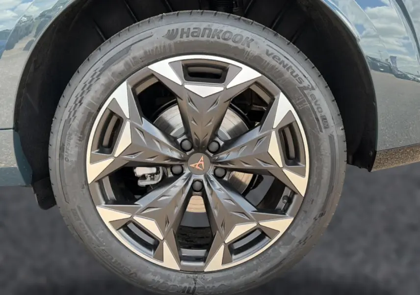 Gros plan sur la jante 19 pouces Cosmic usinée et pneu Hankook du côté avant droit de la CUPRA Terramar bleu fjord.