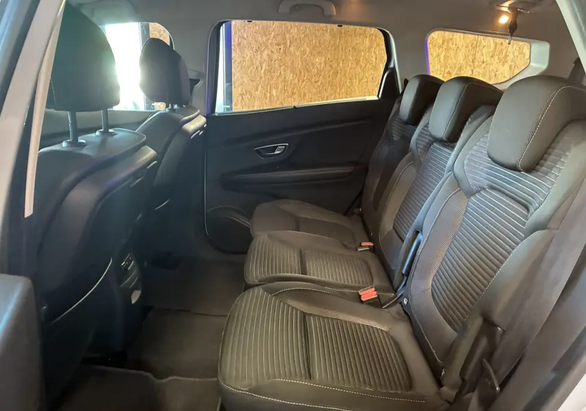Vue intérieure côté droit des sièges arrière noirs en cuir et tissu du Renault Grand Scenic gris 2017, version Business.