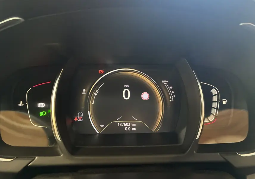 Tableau de bord numérique du Renault Grand Scenic gris 2017, affichant vitesse zéro et jauges de consommation et carburant.