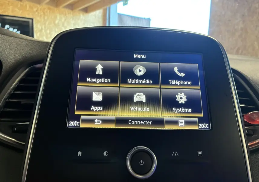 Écran tactile central du Renault Grand Scenic 1.5 dCi 110 Business de 2017 affichant le menu principal avec options connectées.