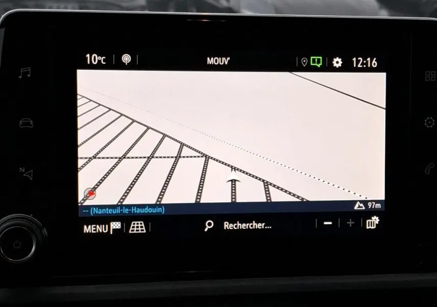 Écran de navigation du tableau de bord d'un Opel Combo Cargo blanc, affichant une carte en vue 2D.
