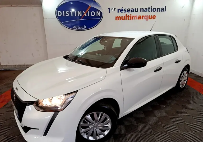 Peugeot 208 blanche vue en 3/4 avant droit, phare avant allumé et rétroviseur noir contrastant.