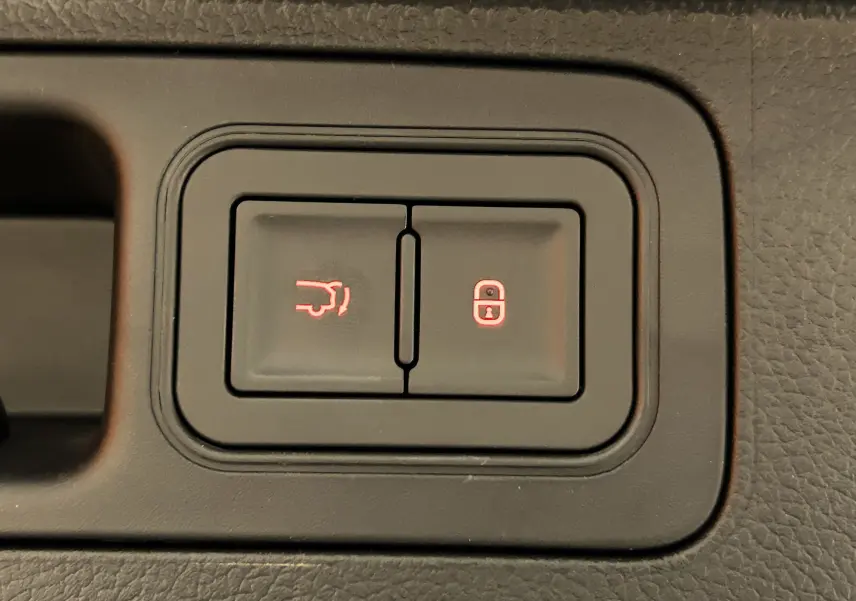 Boutons éclairés de commande du hayon électrique et du verrouillage, plan rapproché intérieur BYD SEAL U.