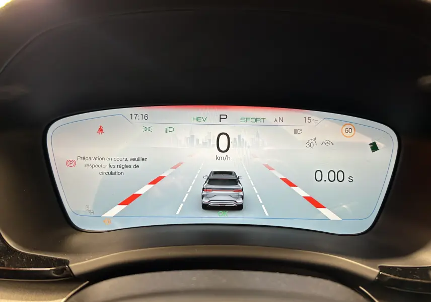 Affichage numérique du tableau de bord BYD SEAL U, montrant la vitesse à 0 km/h et les aides à la conduite activées.